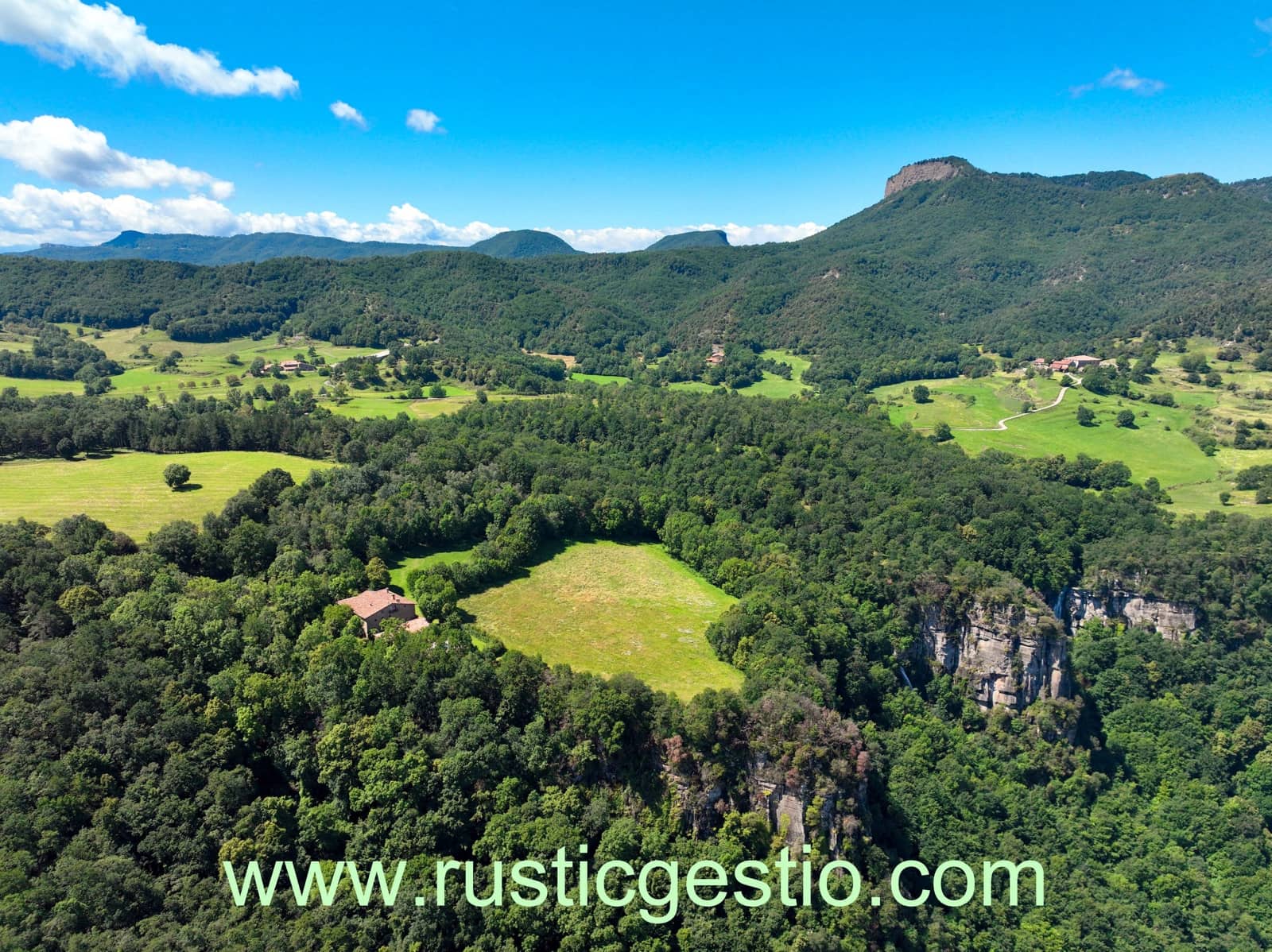 8 soveværelse Finca/Landehus til salg i La Vall d'en Bas med swimmingpool garage - € 1.290.000 (Ref: 9168660)