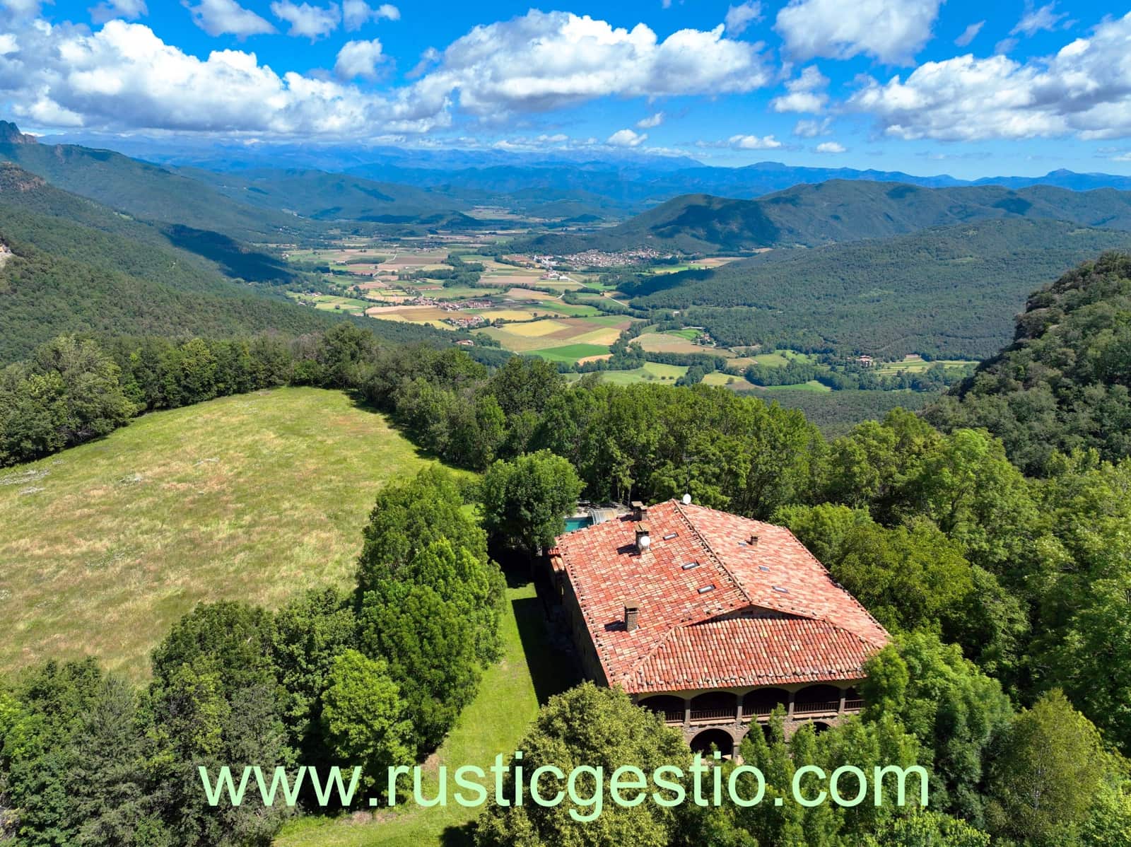 8 soveværelse Finca/Landehus til salg i La Vall d'en Bas med swimmingpool garage - € 1.290.000 (Ref: 9168660)