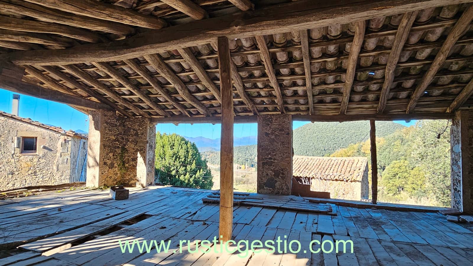 4 soveværelse Finca/Landehus til salg i Santa Pau med garage - € 590.000 (Ref: 9168671)