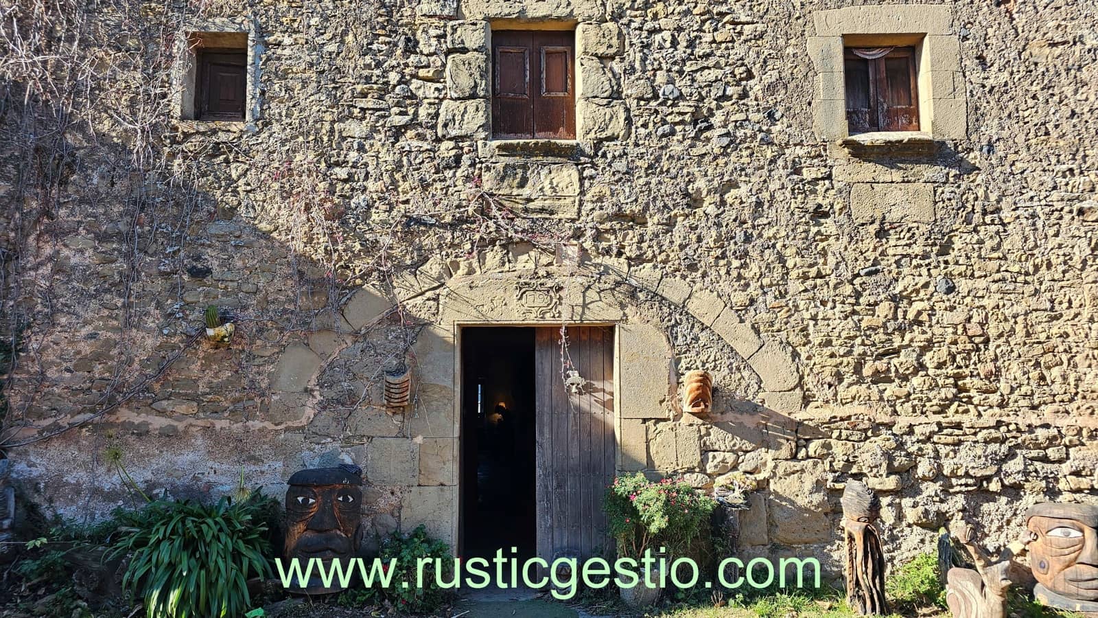 4 soveværelse Finca/Landehus til salg i Santa Pau med garage - € 590.000 (Ref: 9168671)