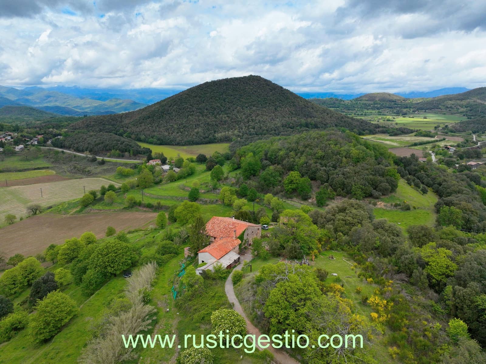 4 soveværelse Finca/Landehus til salg i Santa Pau med garage - € 590.000 (Ref: 9168671)