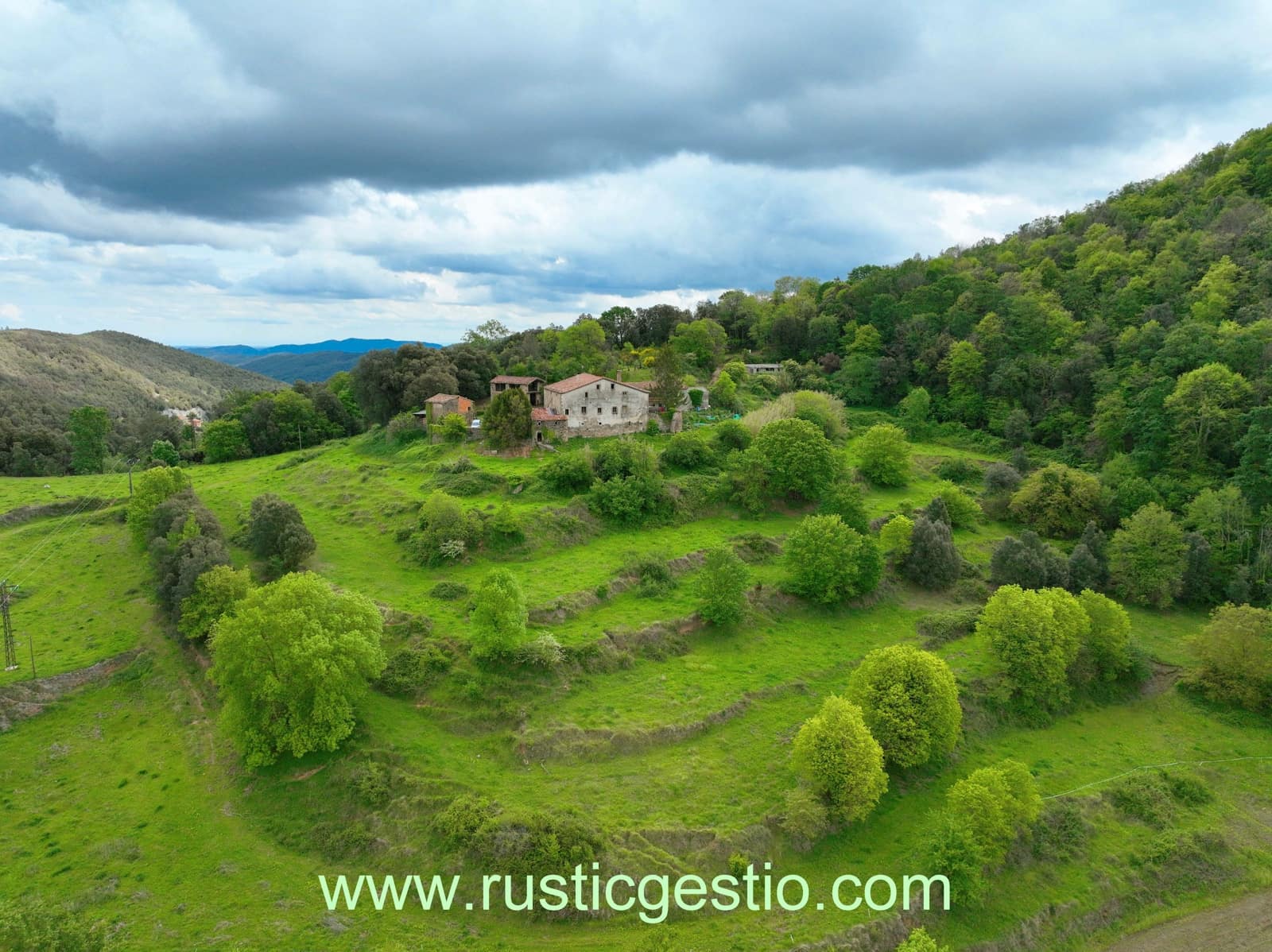 4 soveværelse Finca/Landehus til salg i Santa Pau med garage - € 590.000 (Ref: 9168671)