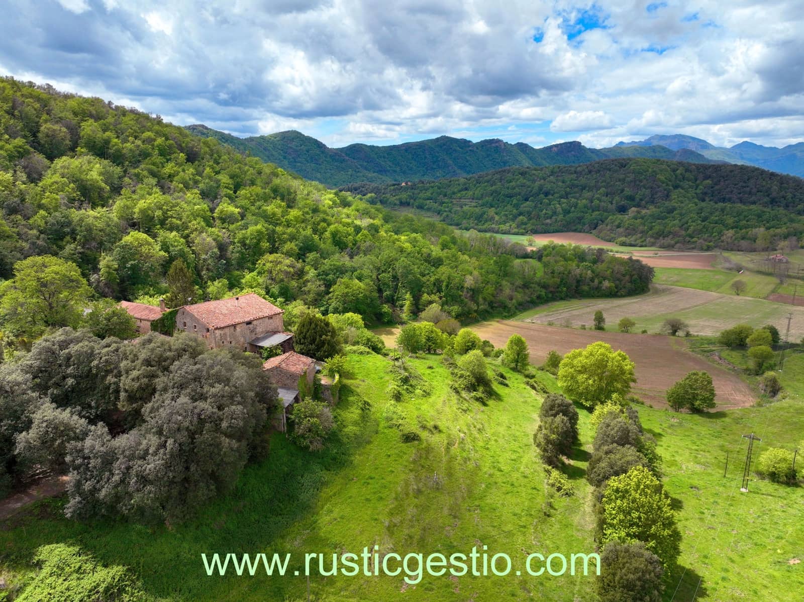 4 soveværelse Finca/Landehus til salg i Santa Pau med garage - € 590.000 (Ref: 9168671)
