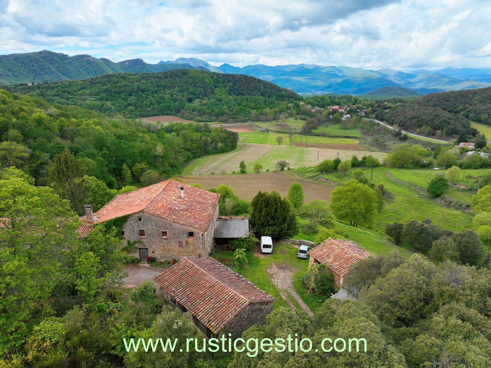 4 soveværelse Finca/Landehus til salg i Santa Pau med garage - € 590.000 (Ref: 9168671)