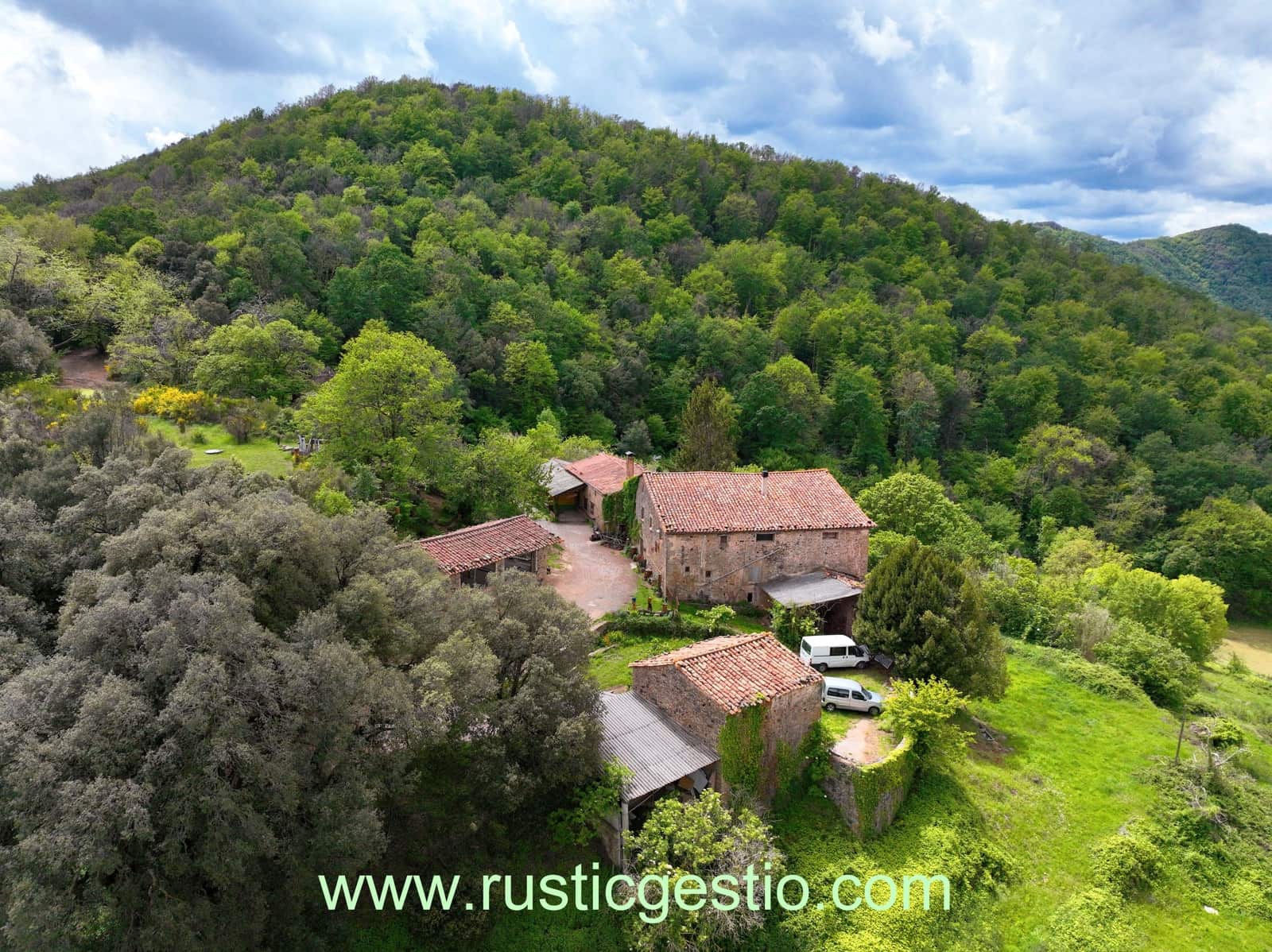 4 soveværelse Finca/Landehus til salg i Santa Pau med garage - € 590.000 (Ref: 9168671)