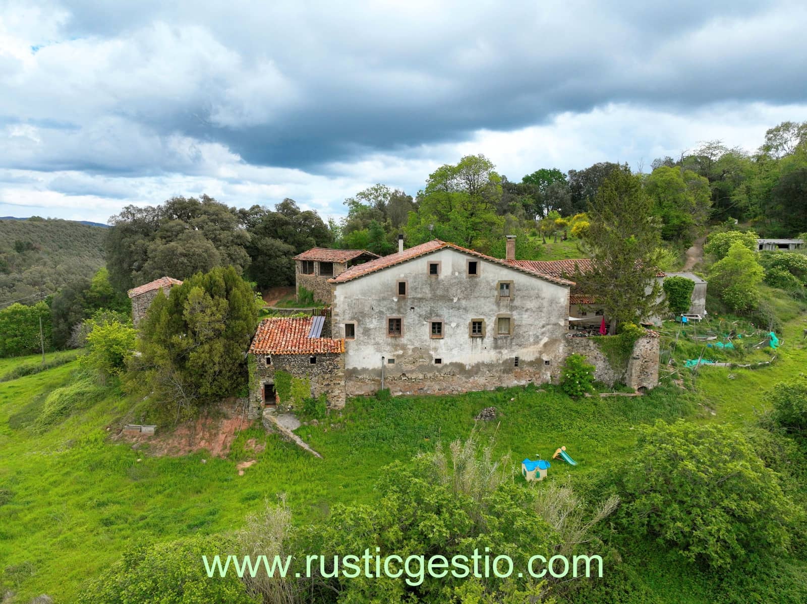 4 soveværelse Finca/Landehus til salg i Santa Pau med garage - € 590.000 (Ref: 9168671)