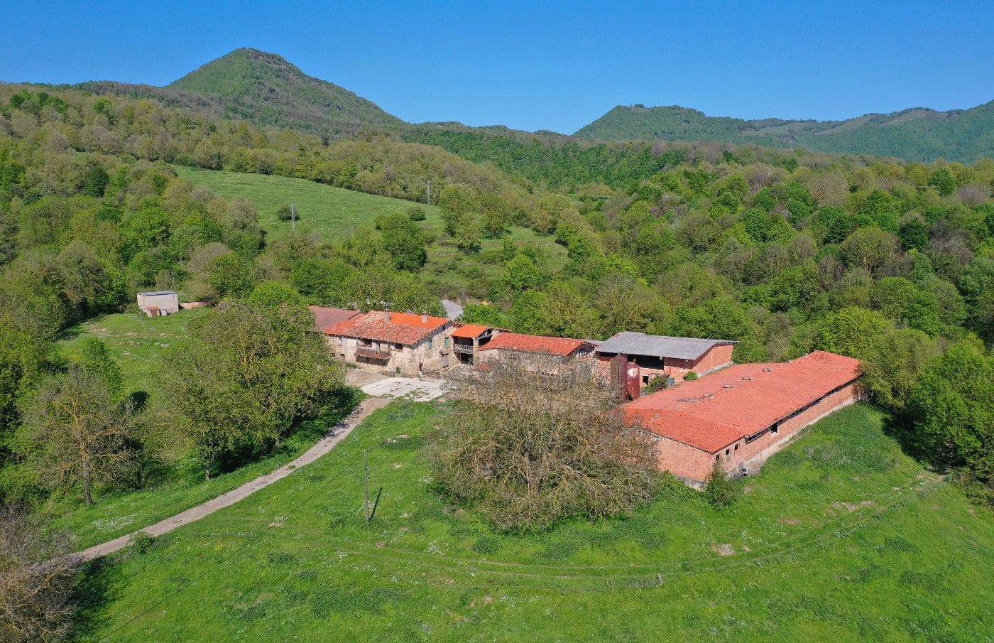 8 sypialnia Finka/Dom wiejski na sprzedaż w Vidra z garażem - 750 000 € (Ref: 9168694)