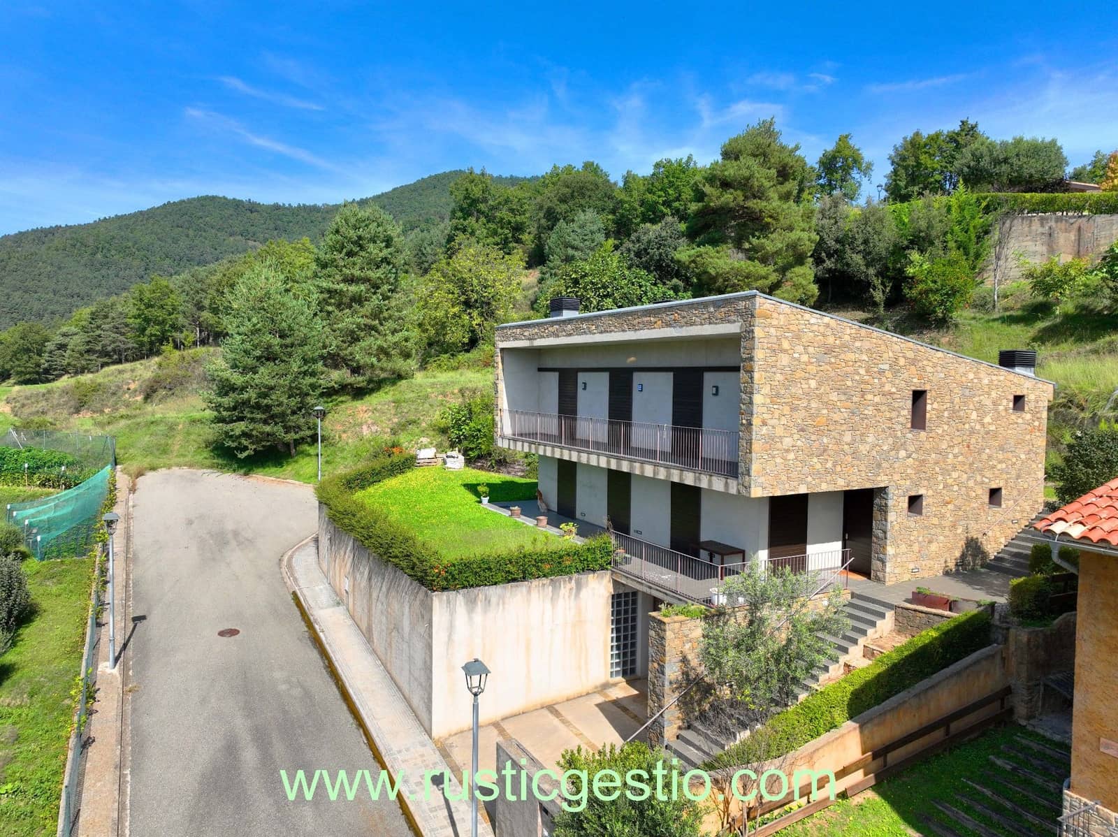 5 soveværelse Byhus til salg i Borreda med garage - € 700.000 (Ref: 9345635)