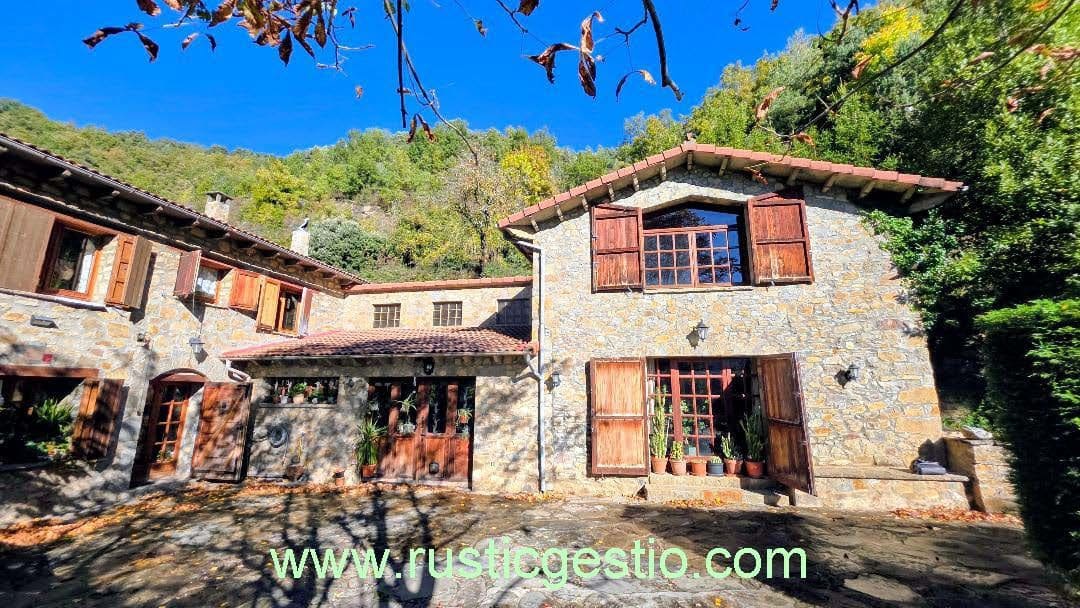 5 soveværelse Finca/Landehus til salg i Vallfogona de Ripolles med swimmingpool - € 695.000 (Ref: 9377806)