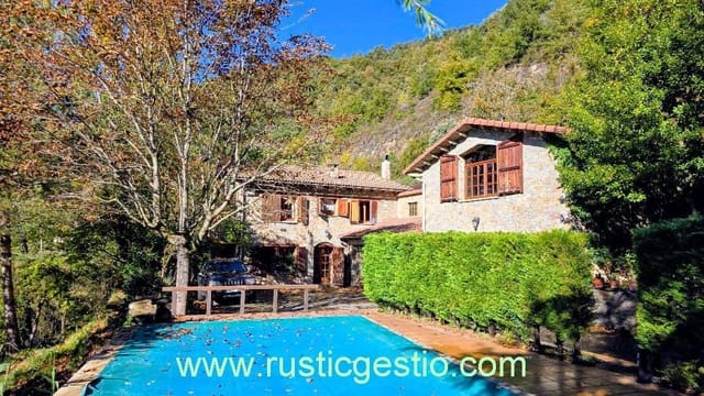 5 soveværelse Finca/Landehus til salg i Vallfogona de Ripollès med swimmingpool - € 695.000 (Ref: 9377806)