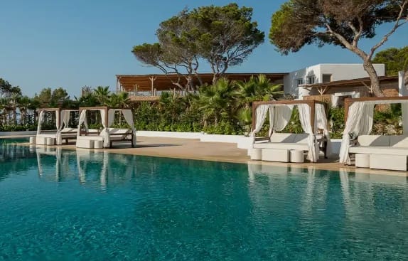330 bedroom Hotel for sale in Santa Eulalia / Santa Eularia - € 100,000,000 (Ref: 9360761)