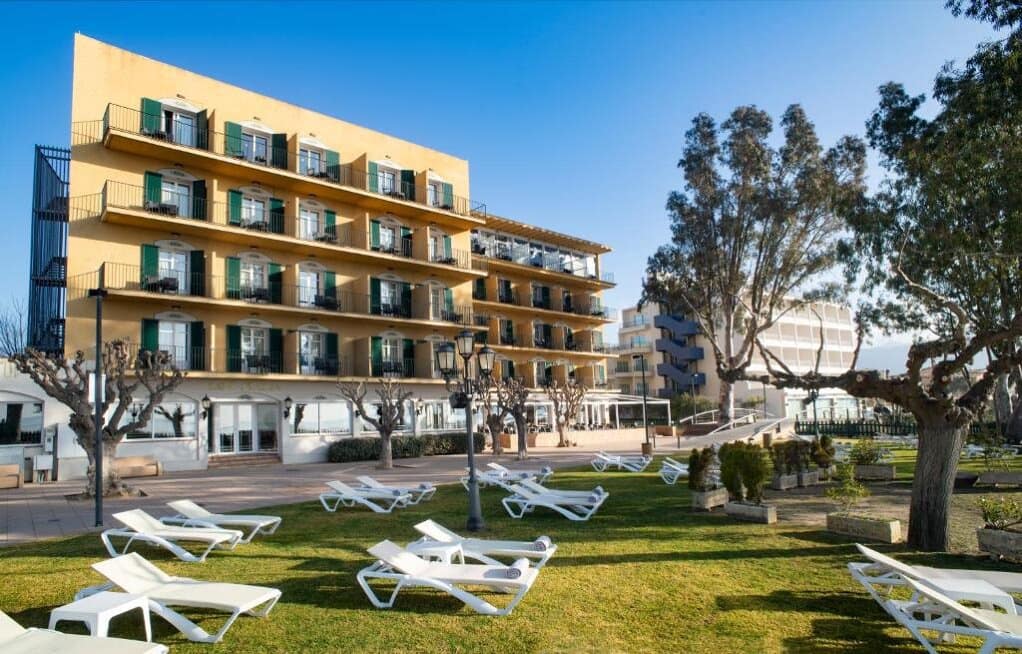 170 bedroom Hotel for sale in Roses with pool garage - € 11,000,000 (Ref: 9877516)