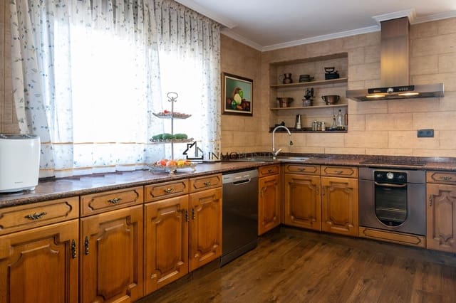 7 Zimmer Villa zu verkaufen in Vilagarcía de Arousa - 770.000 € (Ref: 9191994)