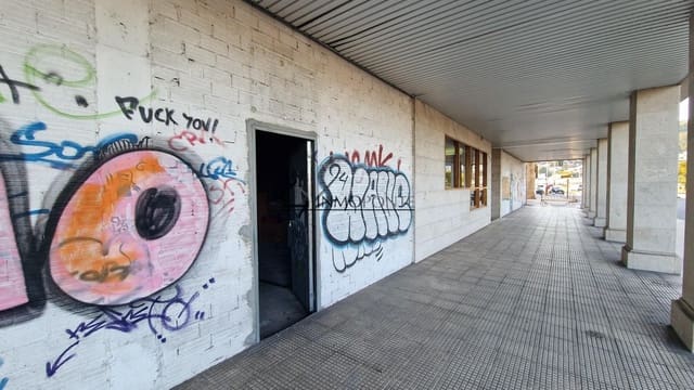 Commercial for sale in Pontevedra city - € 95,000 (Ref: 9346577)