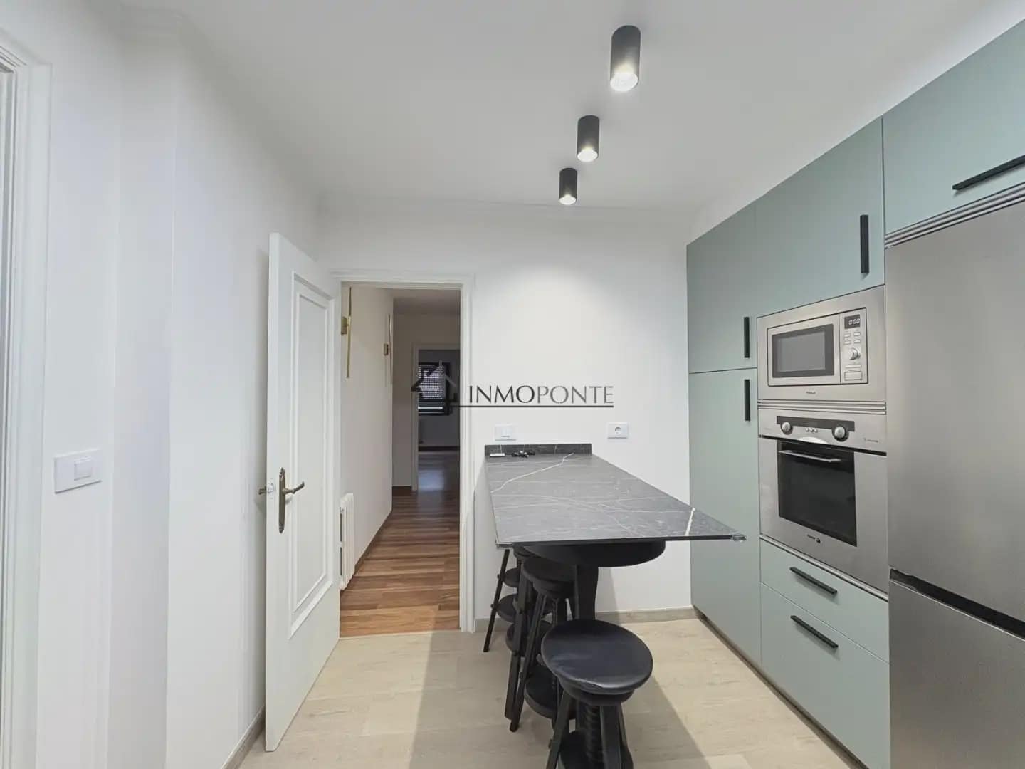 4 bedroom Flat for rent in Pontevedra city with garage - € 1,200 (Ref: 9993660)