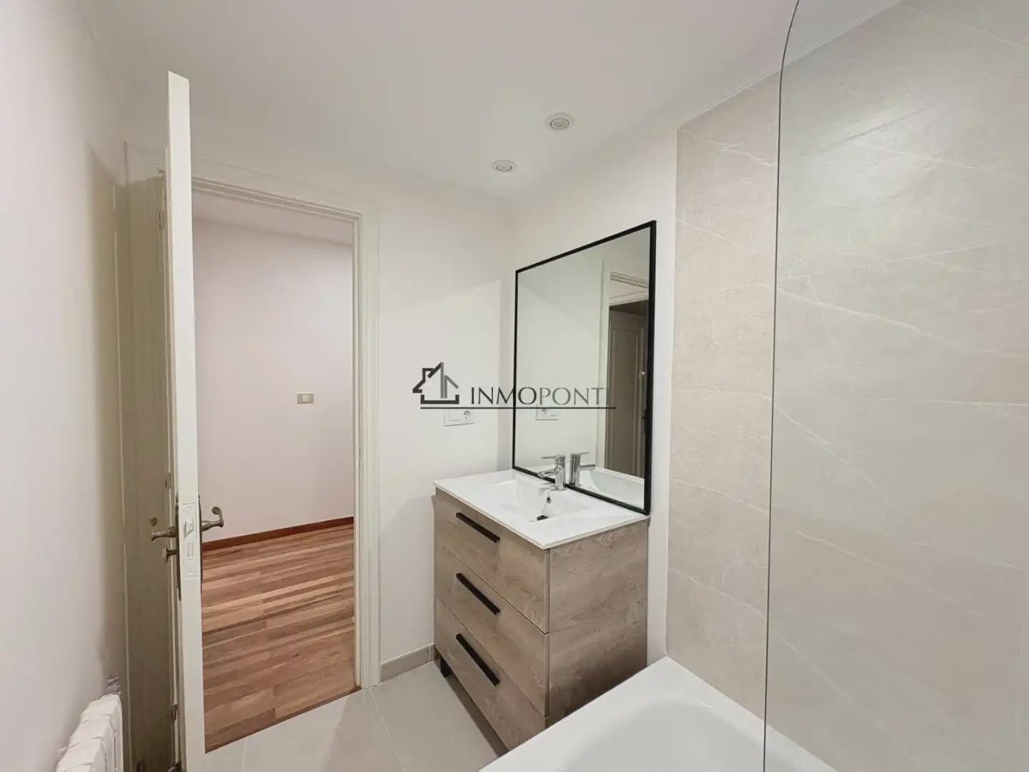 4 bedroom Flat for rent in Pontevedra city with garage - € 1,200 (Ref: 9993660)