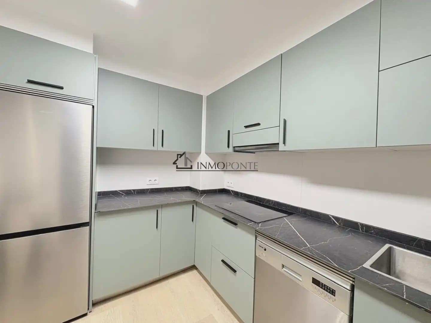 4 bedroom Flat for rent in Pontevedra city with garage - € 1,200 (Ref: 9993660)