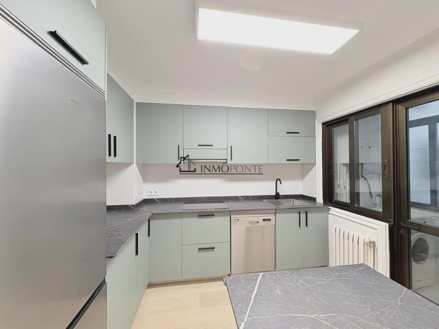 4 bedroom Flat for rent in Pontevedra city with garage - € 1,200 (Ref: 9993660)