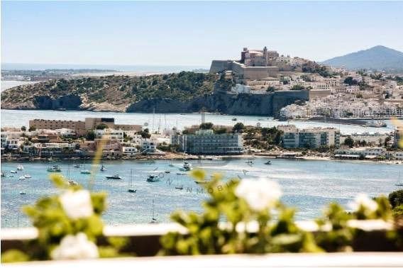 5 soveværelse Villa til leje i Santa Eulalia / Santa Eularia med swimmingpool garage - € 10.850 (Ref: 8989880)