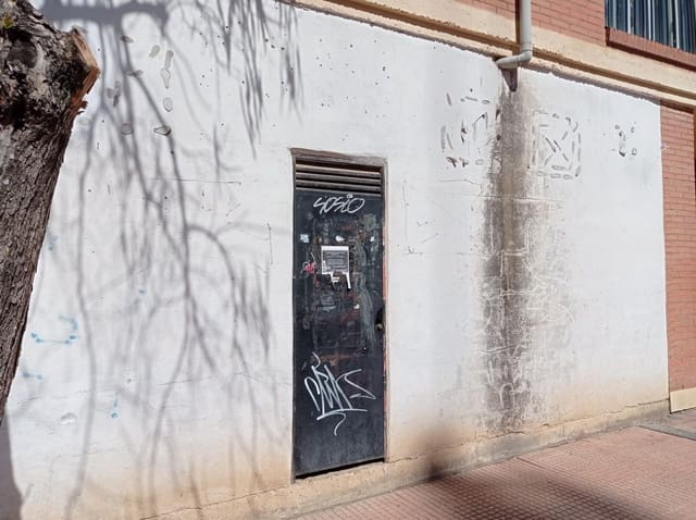 Commercieel te huur in Avenida Elvas, Badajoz stad - € 195 (Ref: 10098487)