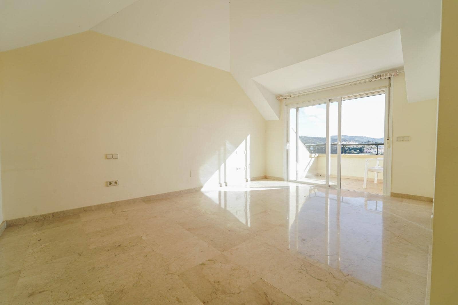 3 quarto Penthouse para venda em Elviria com piscina garagem - 920 000 € (Ref: 10150385)