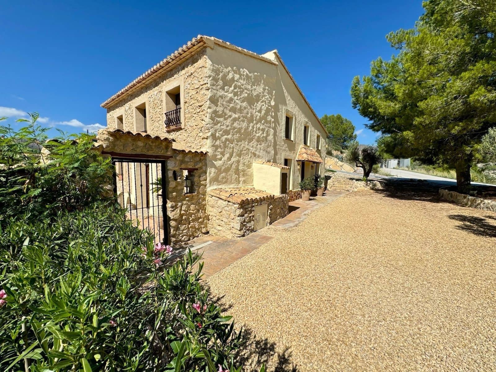 3 soveværelse Villa til salg i Relleu med swimmingpool garage - € 645.000 (Ref: 10070335)