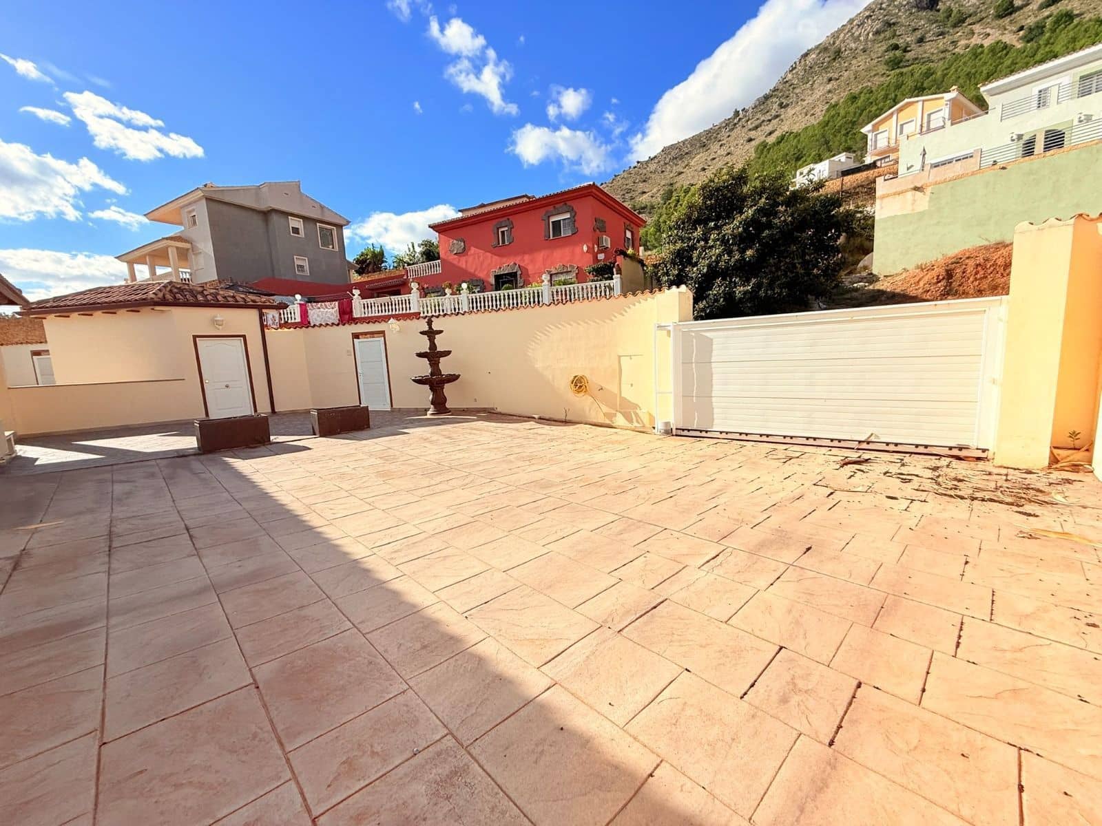 4 bedroom Villa for sale in Callosa d'En Sarria with pool garage - € 429,000 (Ref: 10145749)
