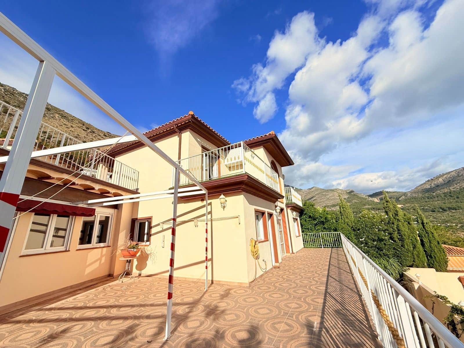 4 bedroom Villa for sale in Callosa d'En Sarria with pool garage - € 429,000 (Ref: 10145749)