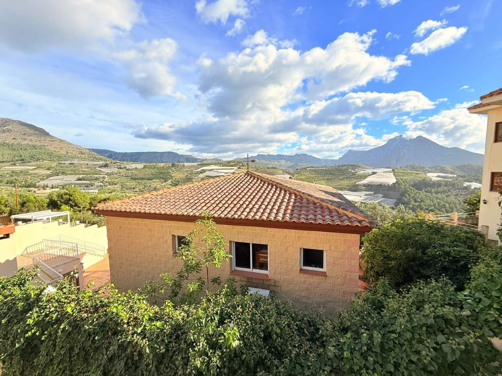 4 bedroom Villa for sale in Callosa d'En Sarria with pool garage - € 429,000 (Ref: 10145749)