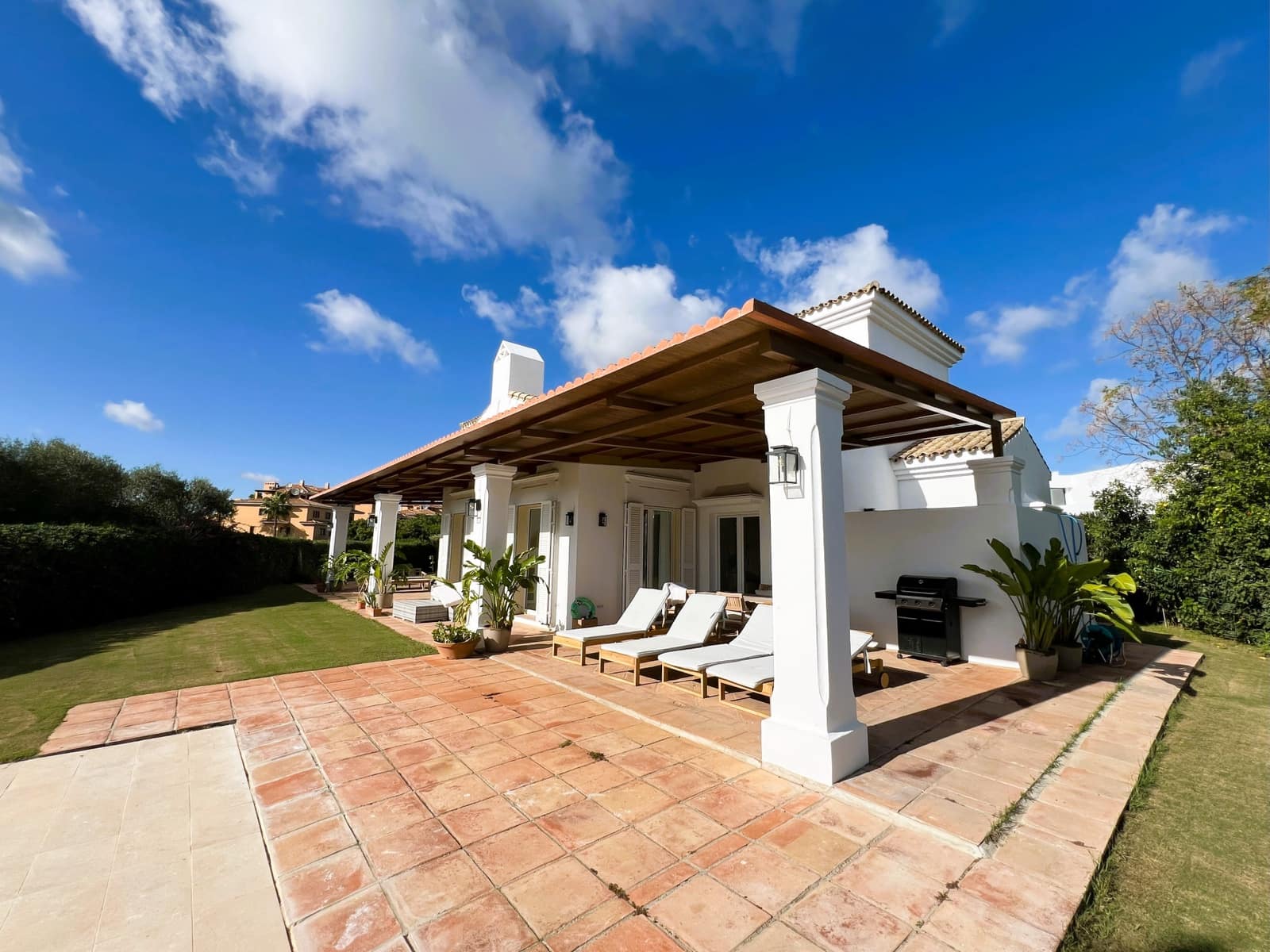 4 bedroom Villa for sale in Sotogrande with pool garage - € 1,700,000 (Ref: 10011093)