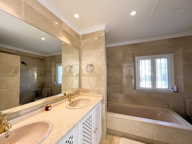 4 bedroom Villa for sale in Sotogrande Alto, San Roque with pool garage - € 1,700,000 (Ref: 10011093)