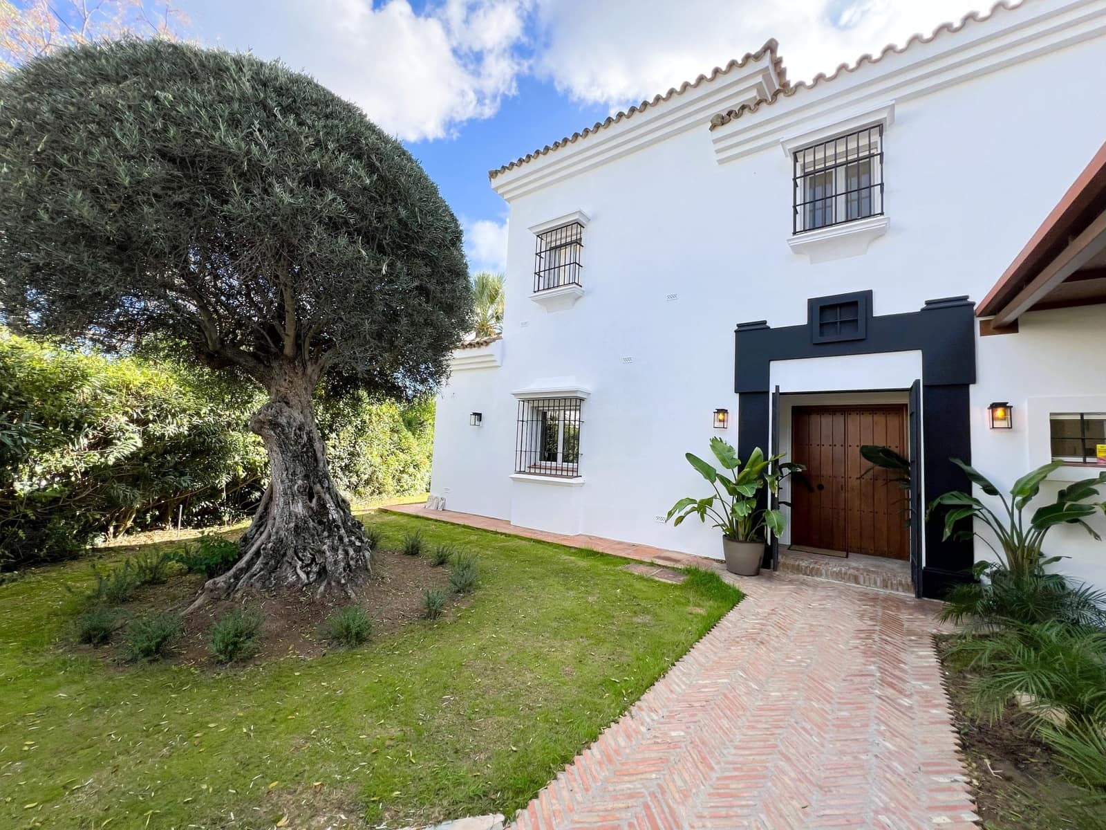 4 bedroom Villa for sale in Sotogrande with pool garage - € 1,700,000 (Ref: 10011093)