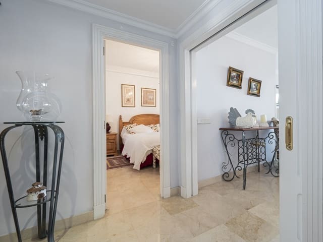 2 soveværelse Lejlighed til salg i Puerto Banus, Marbella med swimmingpool garage - € 1.575.000 (Ref: 9126642)