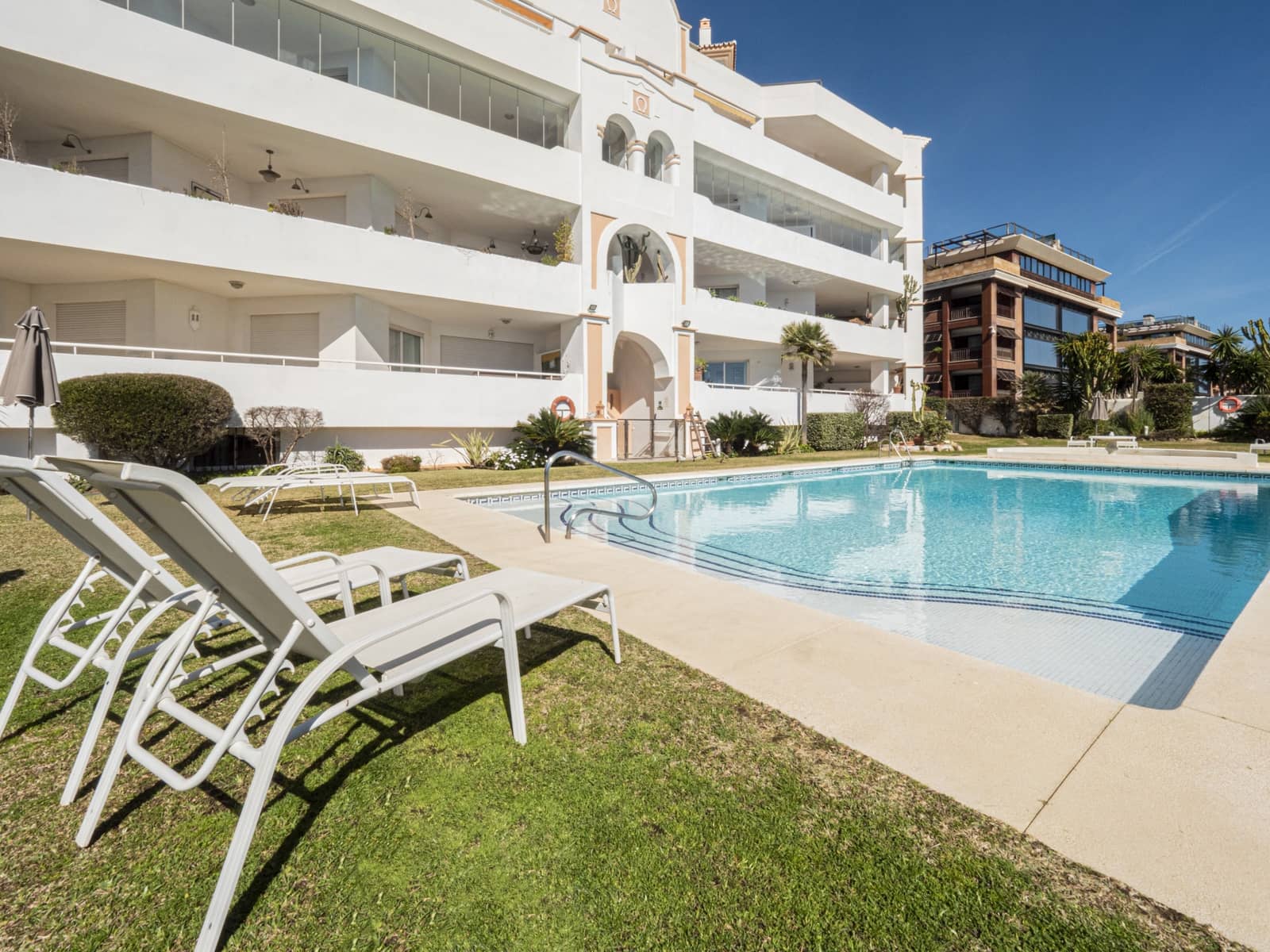 2 sypialnia Apartament na sprzedaż w Puerto Banus z basenem garażem - 1 575 000 € (Ref: 9126642)