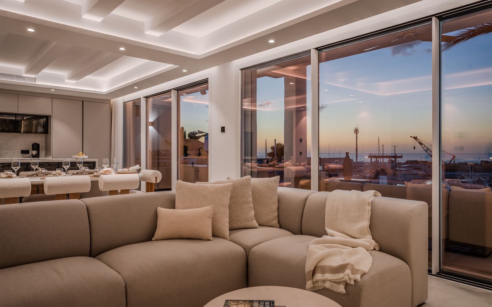 Ático de 4 habitaciones en Puerto Banus en venta - 3.750.000 € (Ref: 9141454)