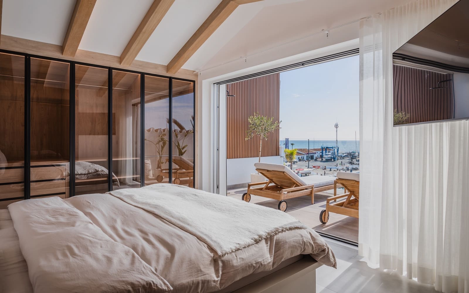 Ático de 4 habitaciones en Puerto Banus en venta - 3.750.000 € (Ref: 9141454)