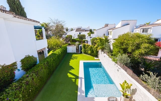 3 soverom Hus til salgs i San Pedro de Alcantara, Marbella med svømmebasseng garasje - € 1 499 900 (Ref: 9142697)