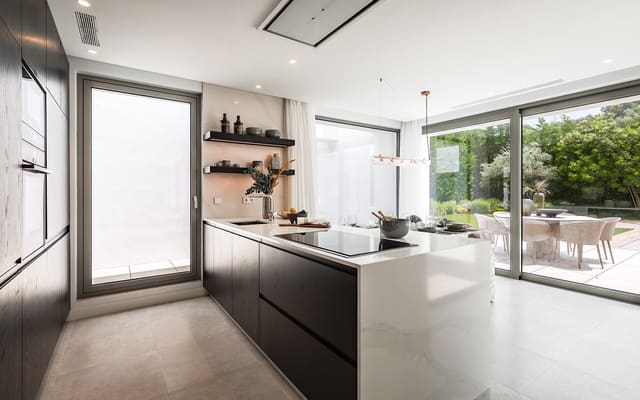 5 slaapkamer Villa te koop in El Paraiso, Estepona met zwembad garage - € 2.495.000 (Ref: 9142698)
