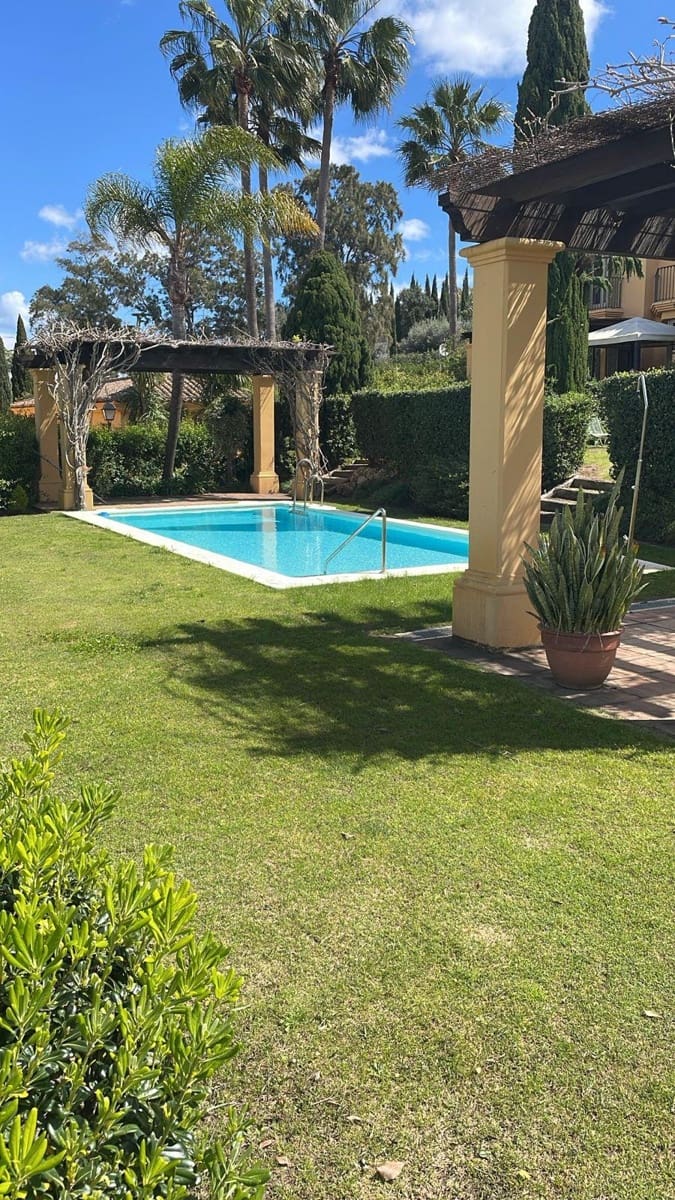 4 soveværelse Byhus til salg i Sotogrande med swimmingpool garage - € 790.000 (Ref: 9153701)