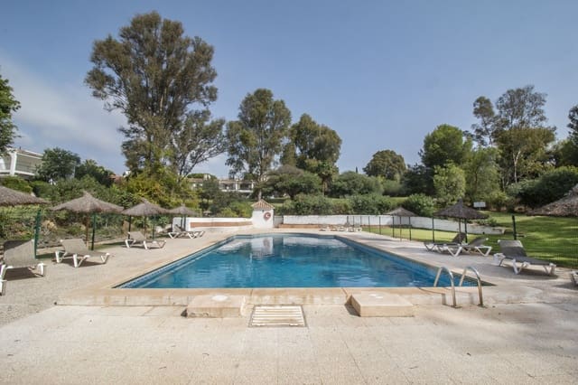 Apartamento de 2 habitaciones en Nueva Atalaya, Estepona en venta con piscina garaje - 345.000 € (Ref: 9300751)