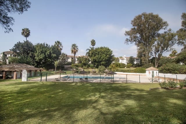 Apartamento de 2 habitaciones en Nueva Atalaya, Estepona en venta con piscina garaje - 345.000 € (Ref: 9300751)