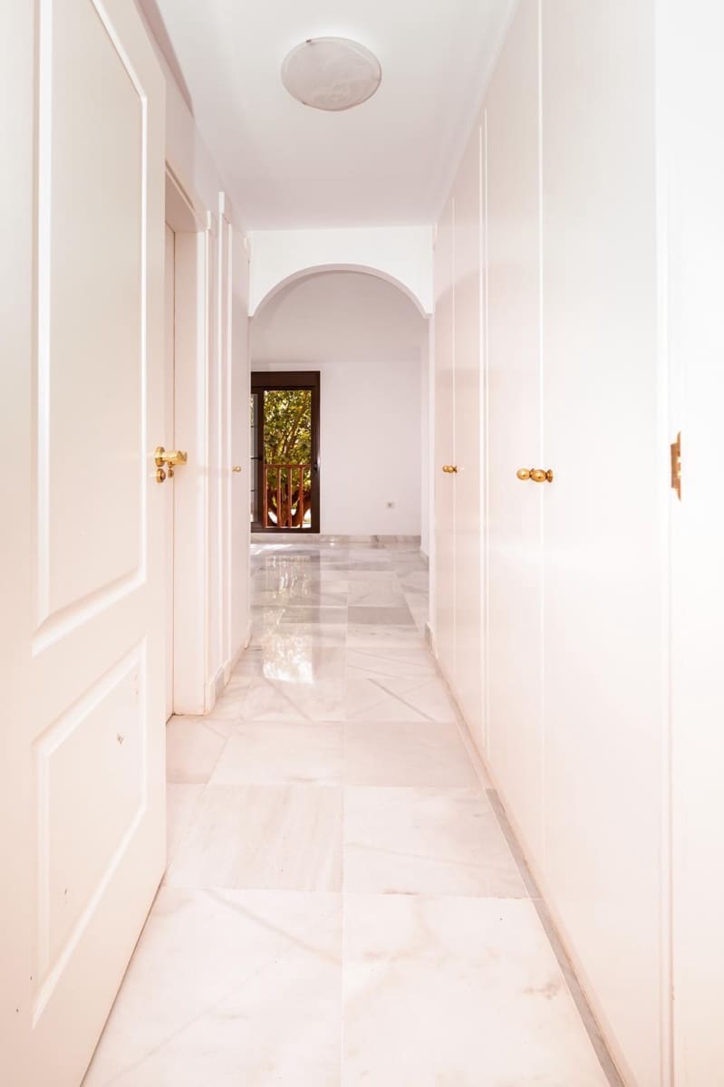 4 bedroom Apartment for sale in Estepona with pool garage - € 850,000 (Ref: 9415482)