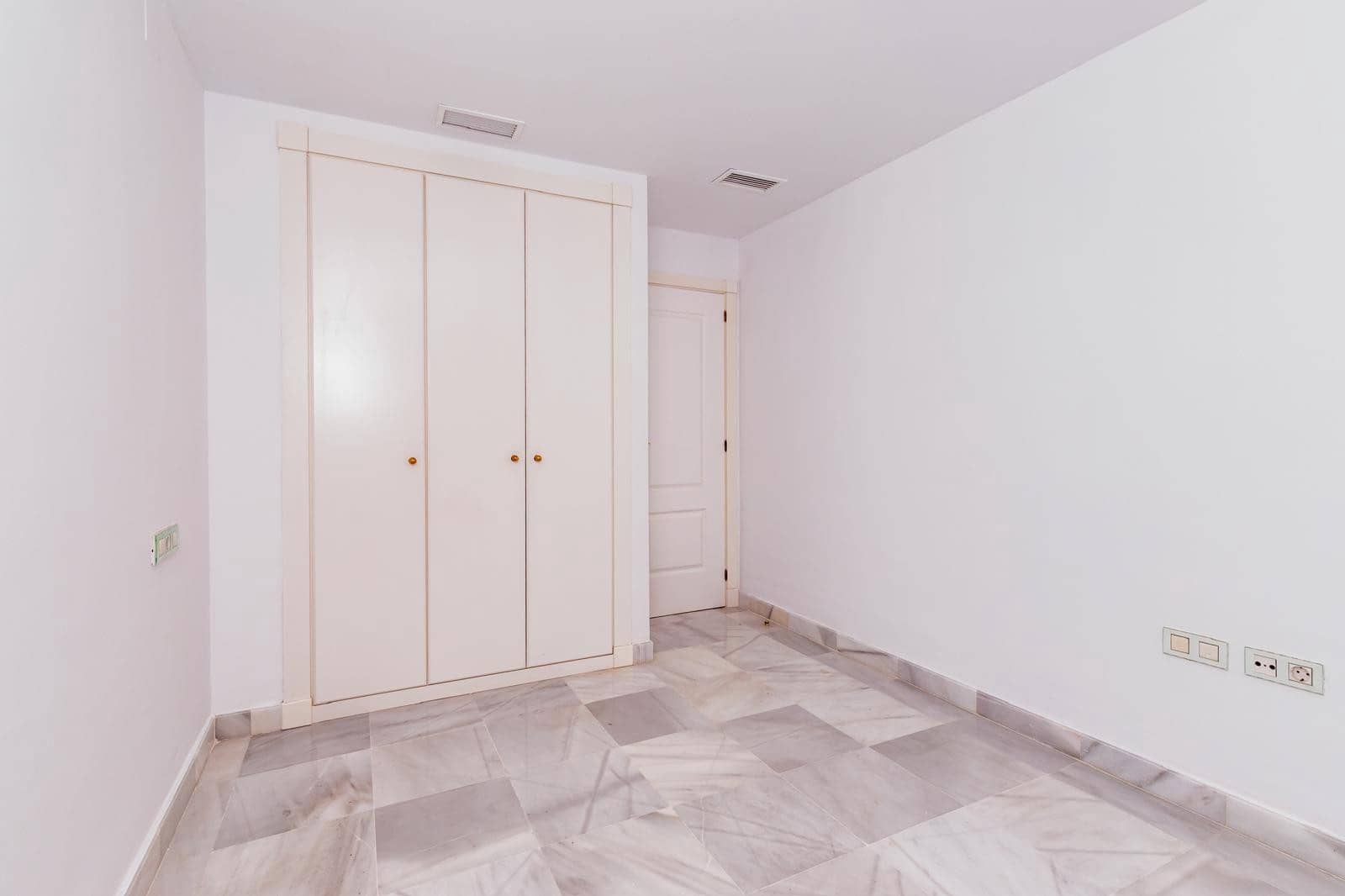 4 bedroom Apartment for sale in Estepona with pool garage - € 850,000 (Ref: 9415482)