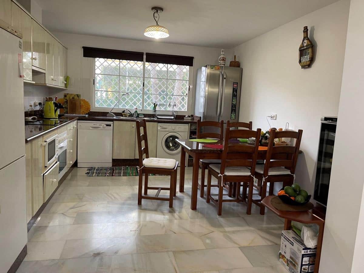 Chalet de 3 habitaciones en Estepona en venta con piscina garaje - 680.000 € (Ref: 9436734)