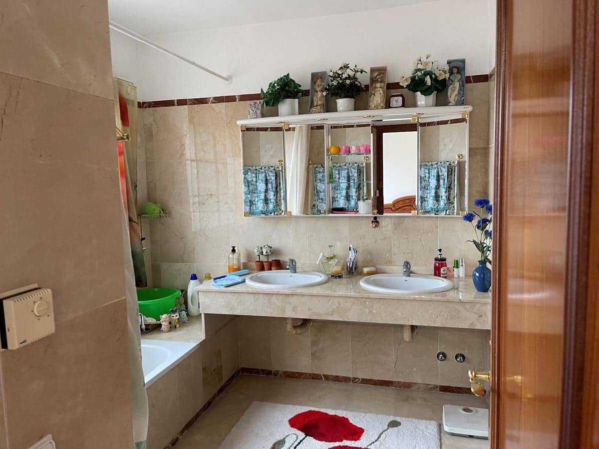 Chalet de 3 habitaciones en Estepona en venta con piscina garaje - 680.000 € (Ref: 9436734)