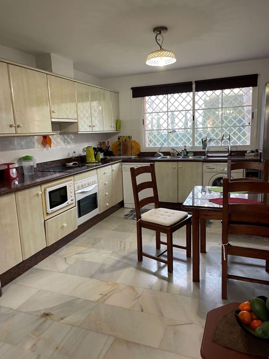 Chalet de 3 habitaciones en Estepona en venta con piscina garaje - 680.000 € (Ref: 9436734)