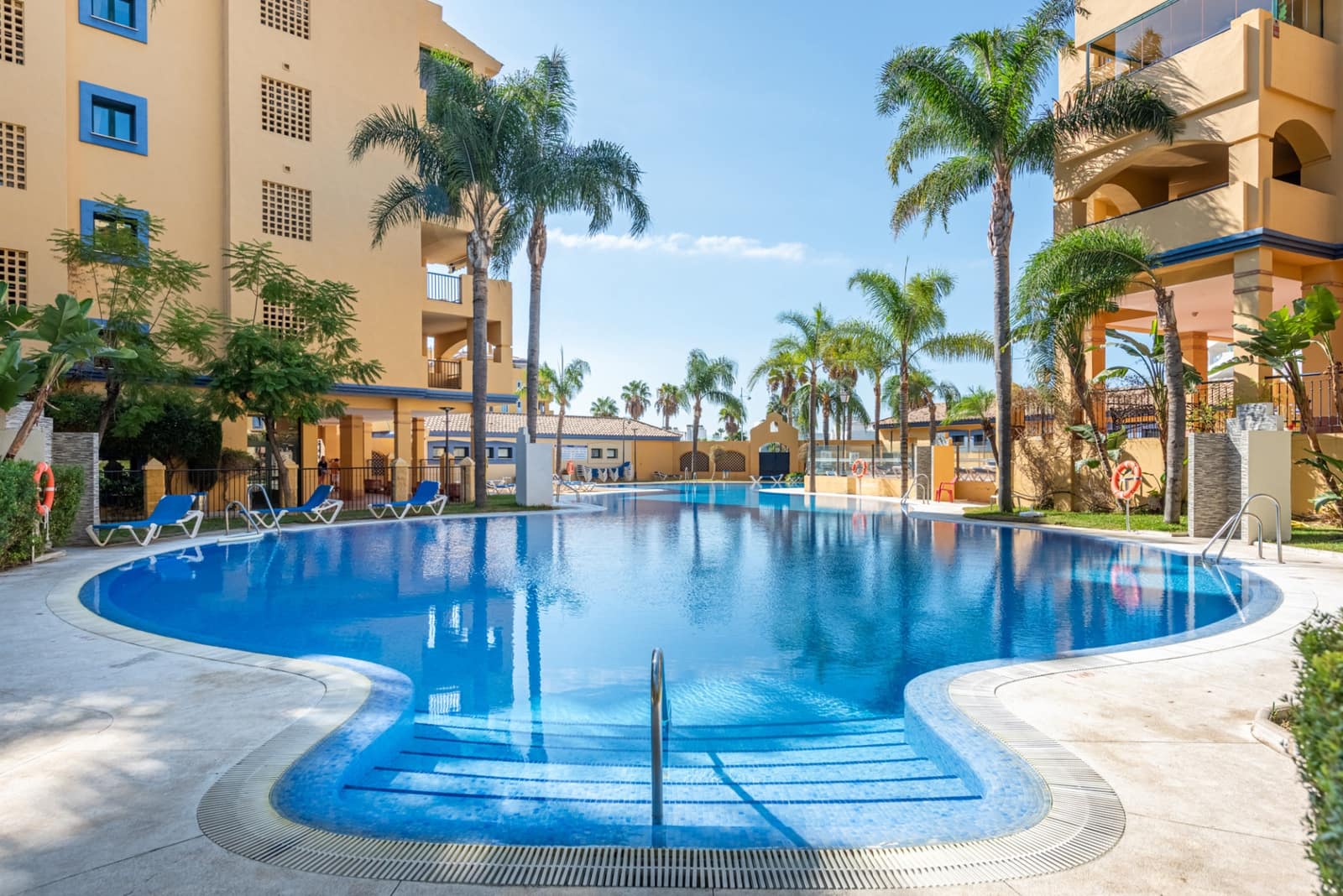 2 bedroom Apartment for sale in San Pedro de Alcantara with pool garage - € 550,000 (Ref: 9508390)