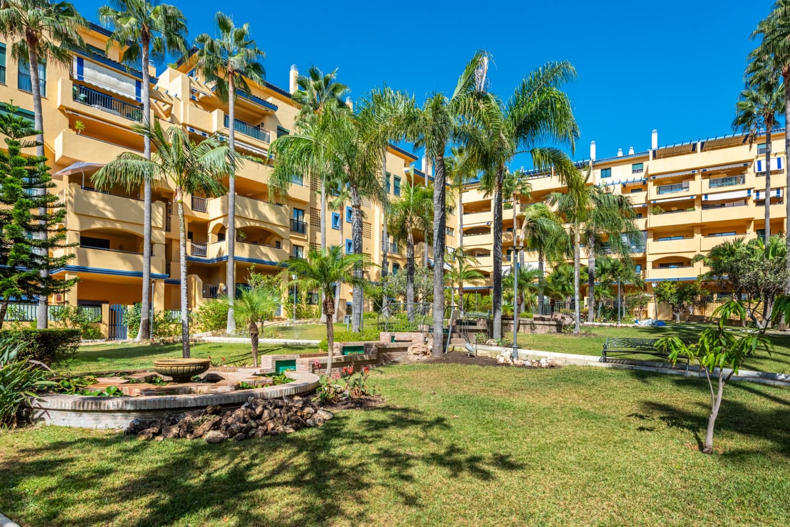 2 bedroom Apartment for sale in San Pedro de Alcantara with pool garage - € 550,000 (Ref: 9508390)