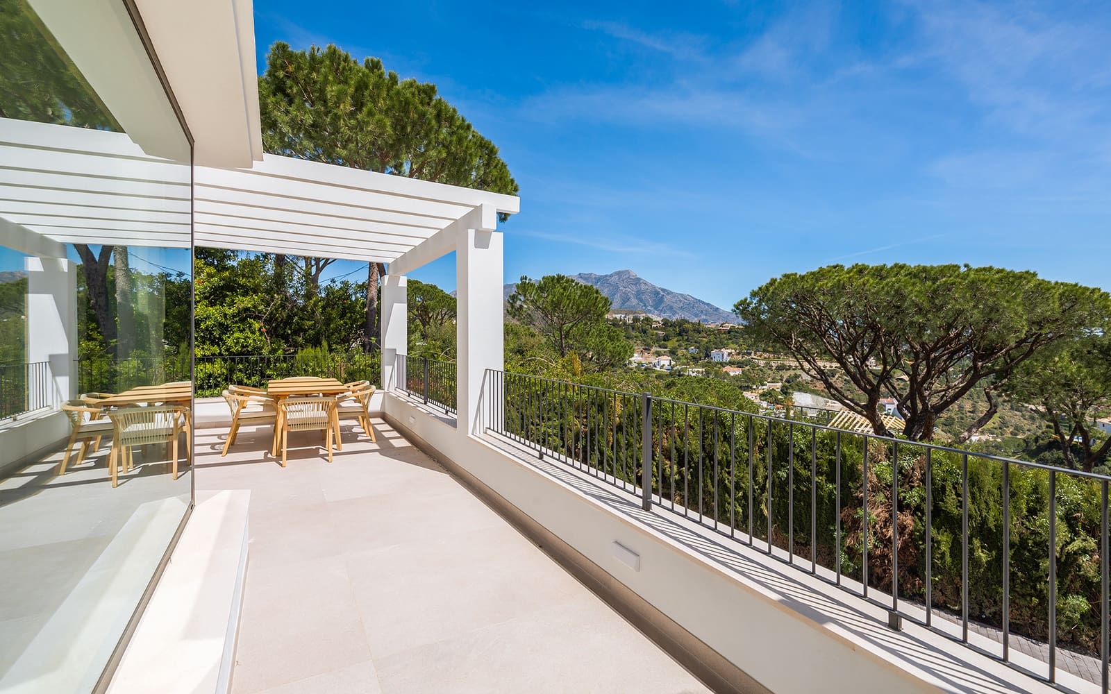 5 bedroom Villa for sale in El Madronal with pool garage - € 3,985,000 (Ref: 9543070)
