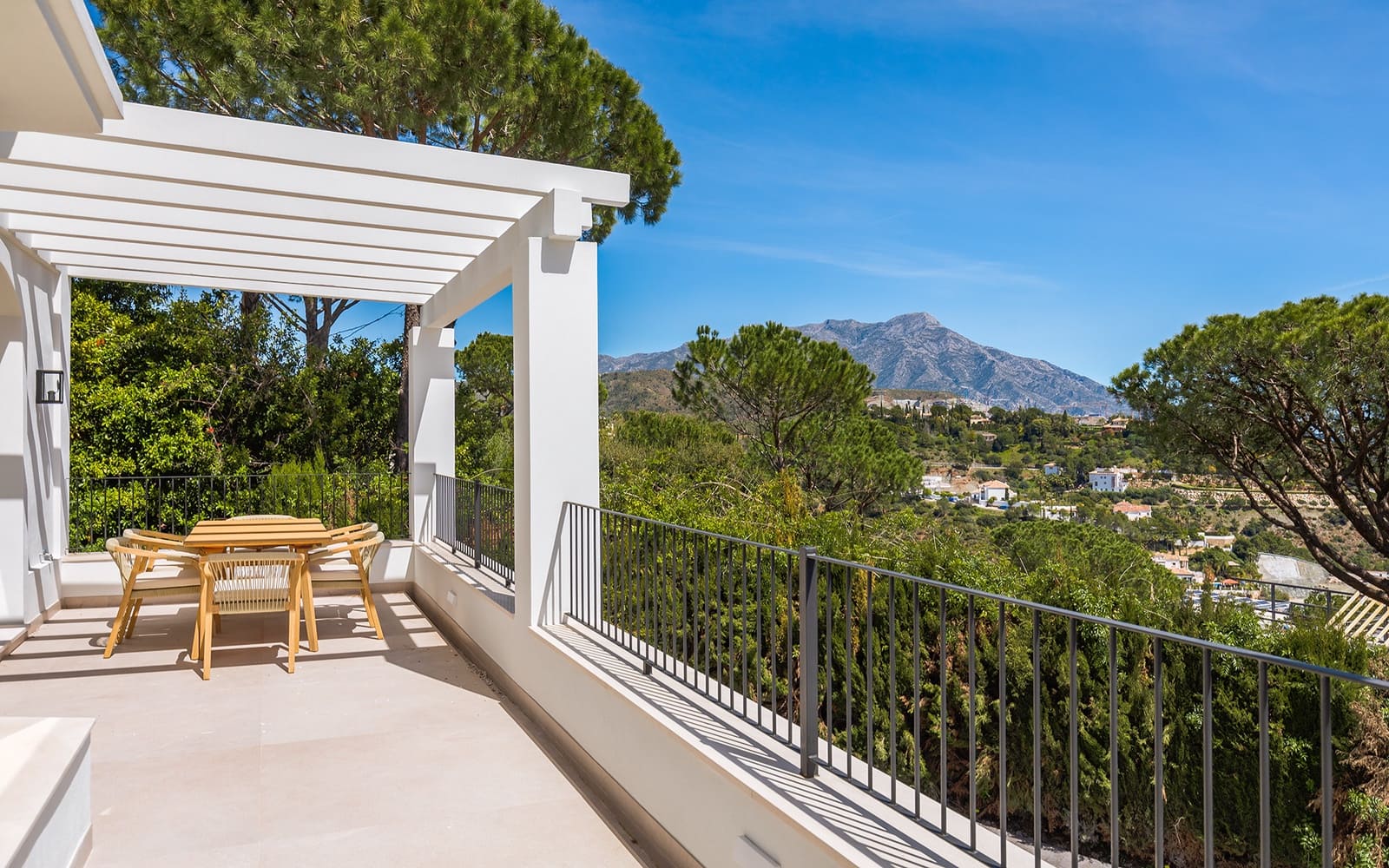 5 bedroom Villa for sale in El Madronal with pool garage - € 3,985,000 (Ref: 9543070)